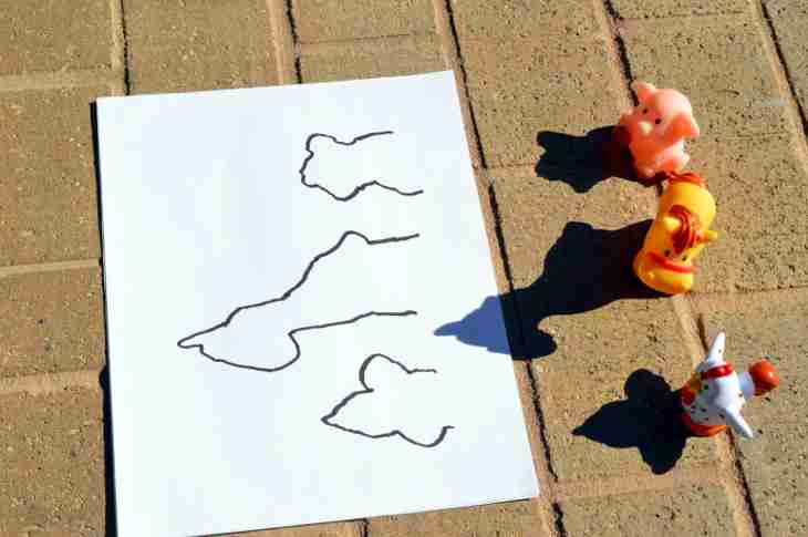 Shadow drawing with toys