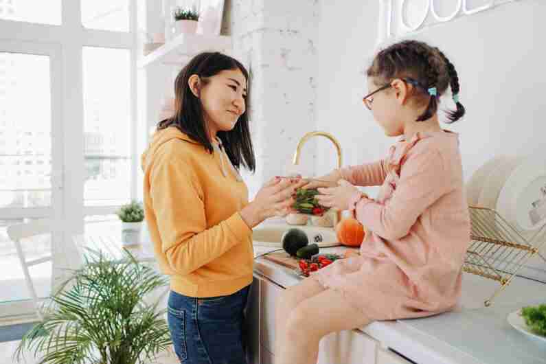 mother-teaching-kid-about-healthy-food
